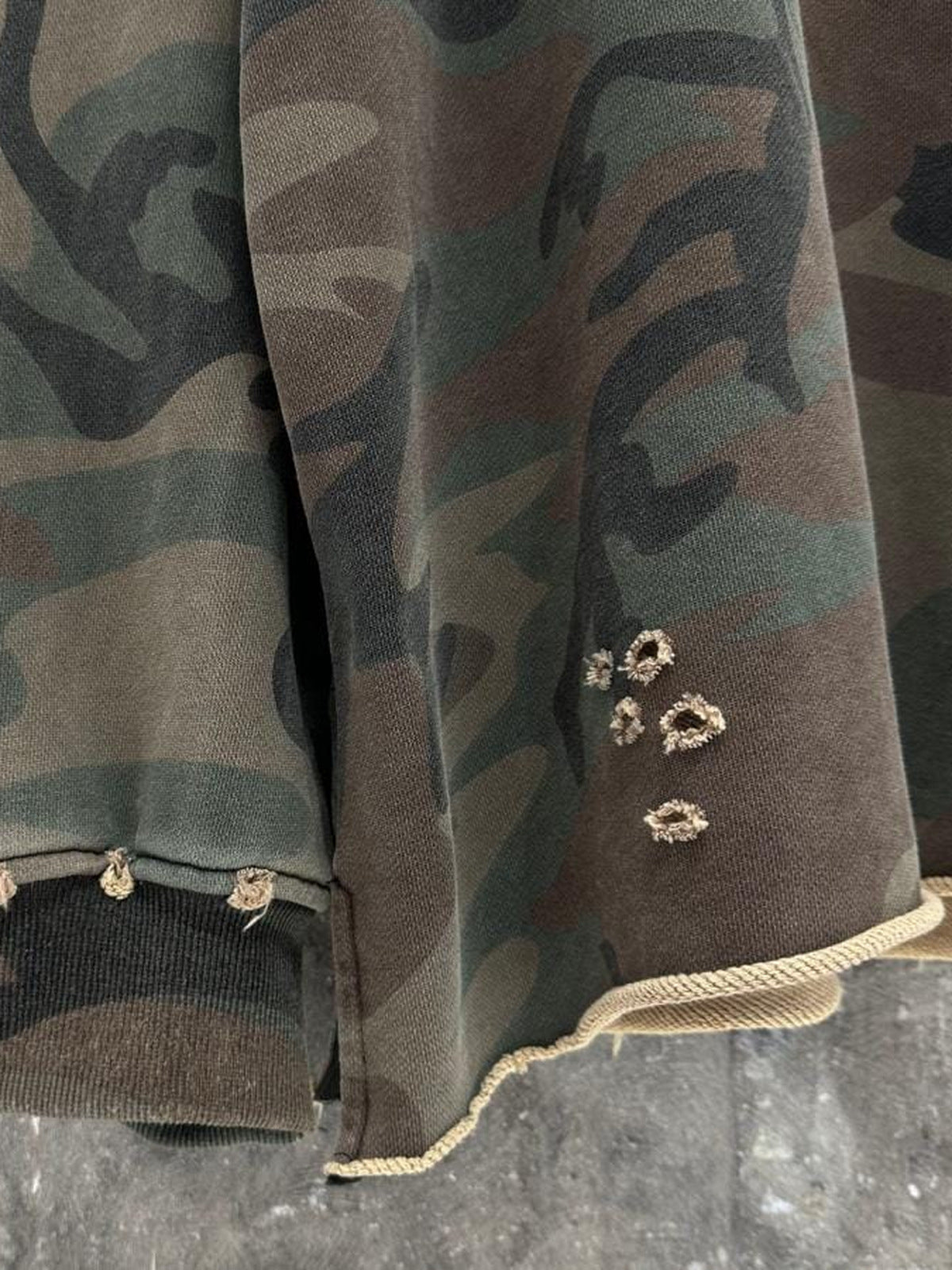 Camo Sweatshirt – Detailansicht unbehandelter Saum und Löcher | XoKool