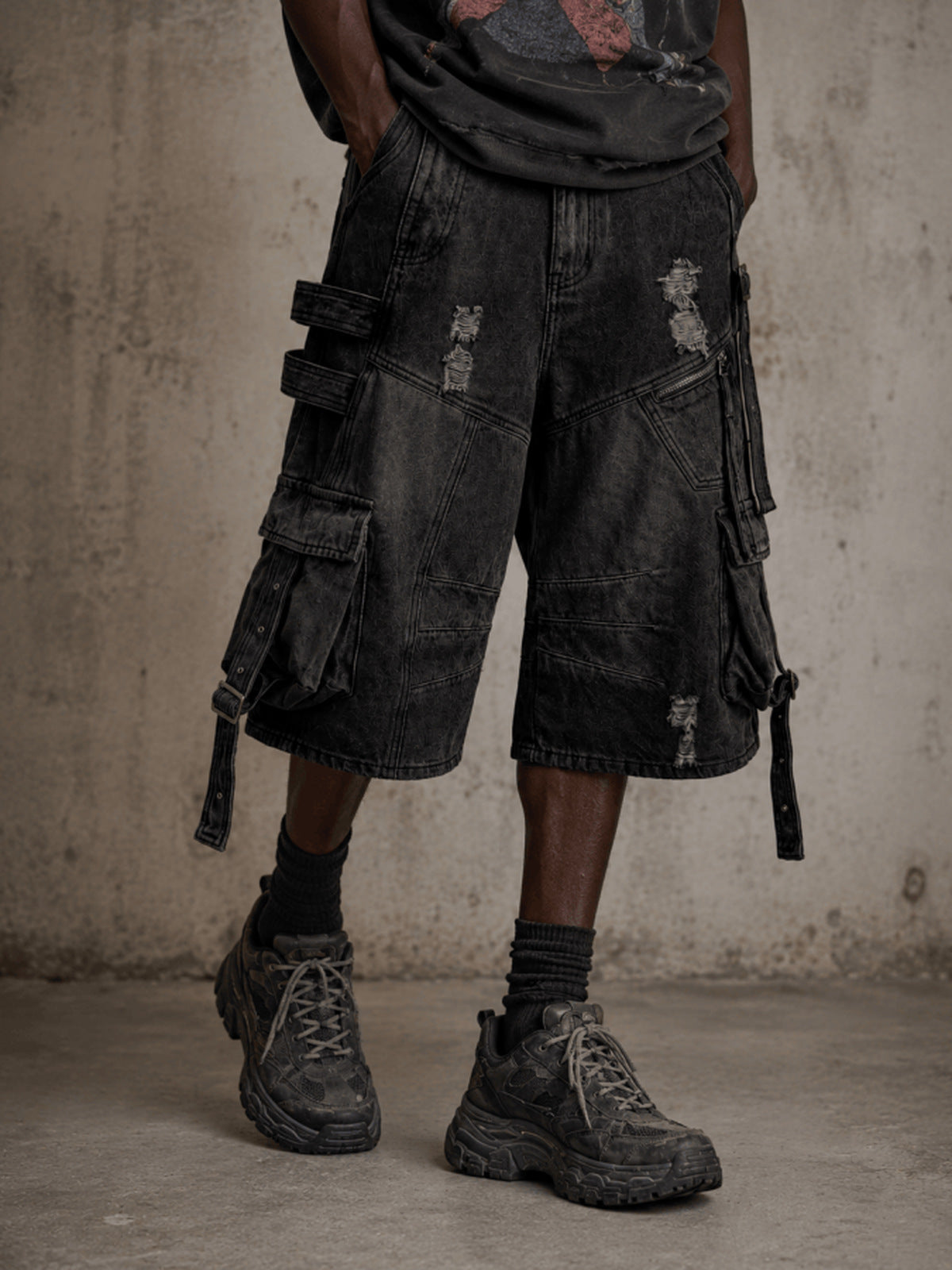 Cargo Jorts – Washed Black, am Model im Dreiviertelprofil | XoKool
