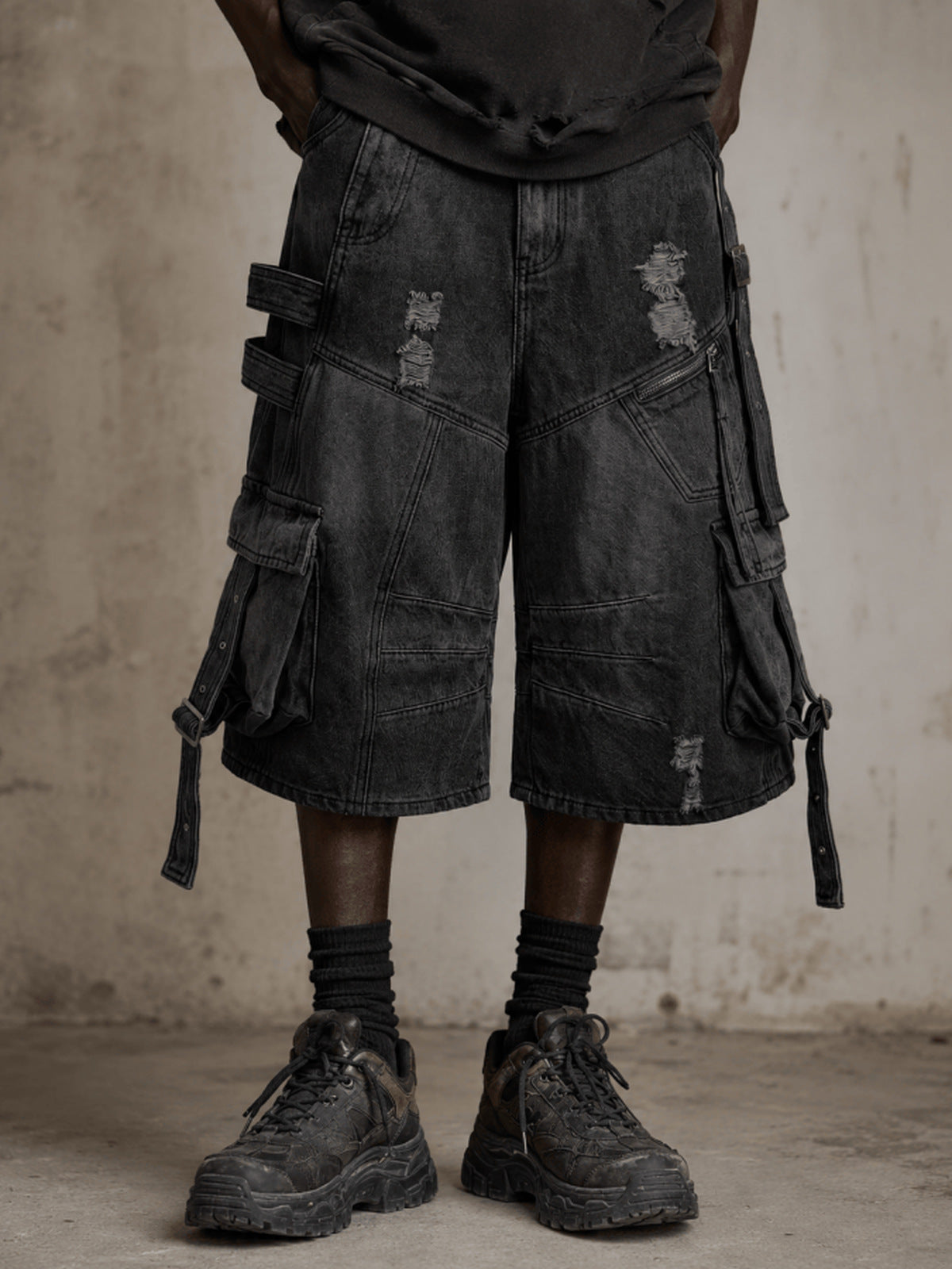Cargo Jorts – Washed Black, am Model von vorne | XoKool