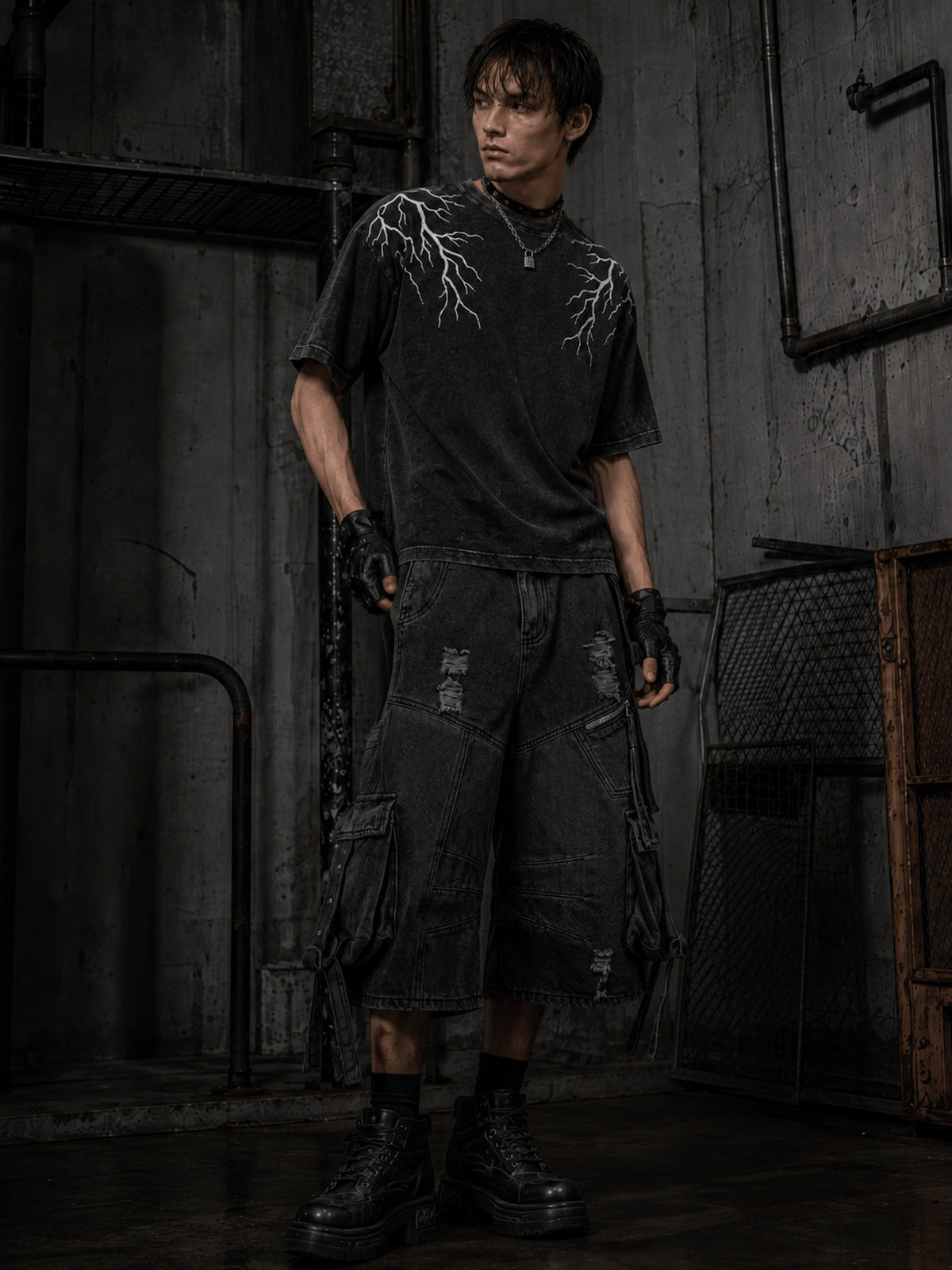 Cargo Jorts – Washed Black, am Model im Ganzkörperbild | XoKool