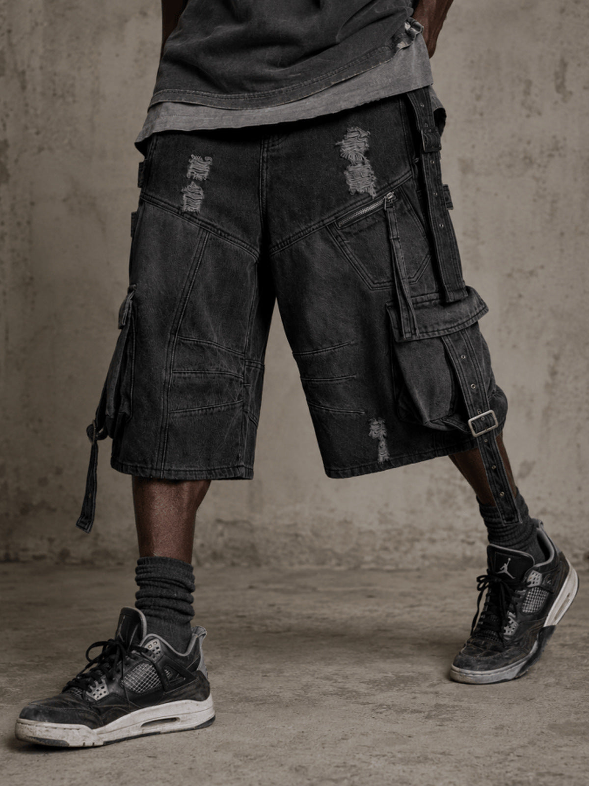 Cargo Jorts – Washed Black, am Model von der Seite | XoKool