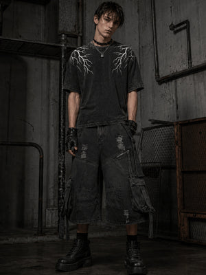Distressed Cargo Jorts mit hängenden Riemen – Washed Black, am Model mit Graphic T-Shirt | XoKool