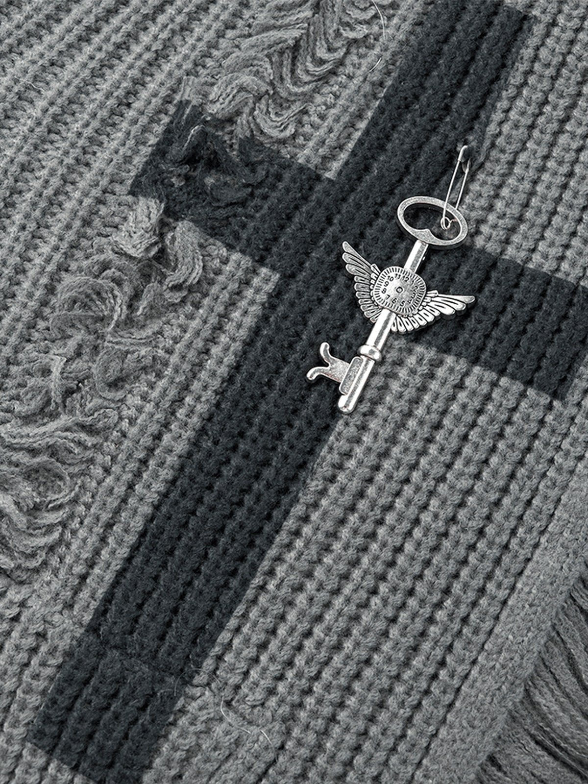 Distressed Strickjacke aus Grobstrick mit offener Front – Kreuz-Intarsie mit geflügeltem Schlüsselanhänger | XoKool