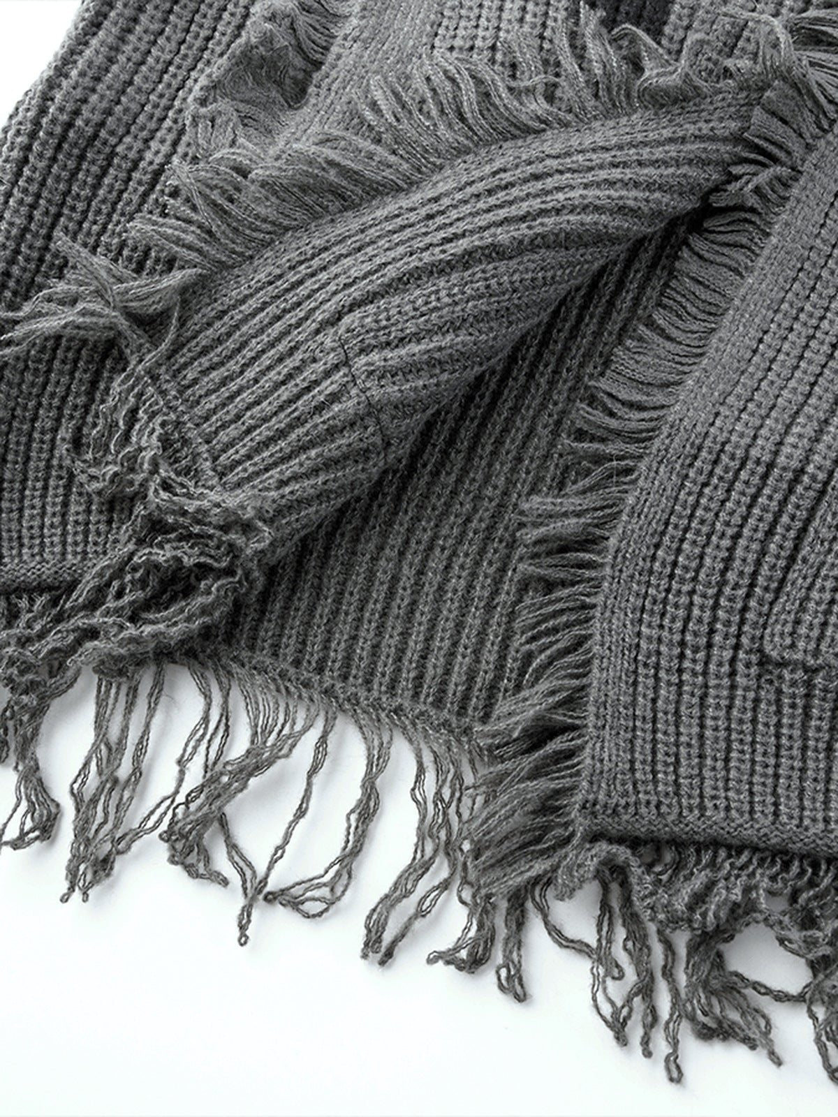 Strickjacke aus Grobstrick mit offener Front – Nahaufnahme Fransensaum | XoKool