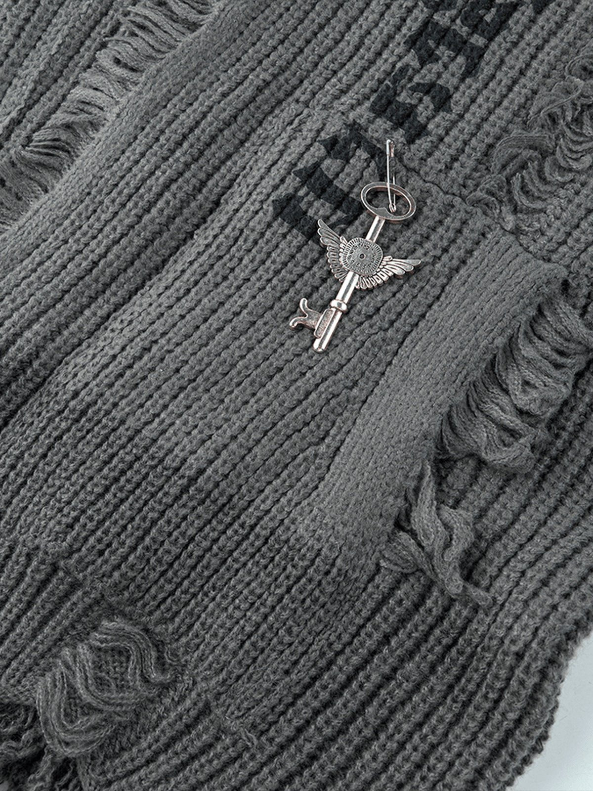 Strickjacke aus Grobstrick mit offener Front – Nahaufnahme gotische Schrift und Schlüsselanhänger | XoKool