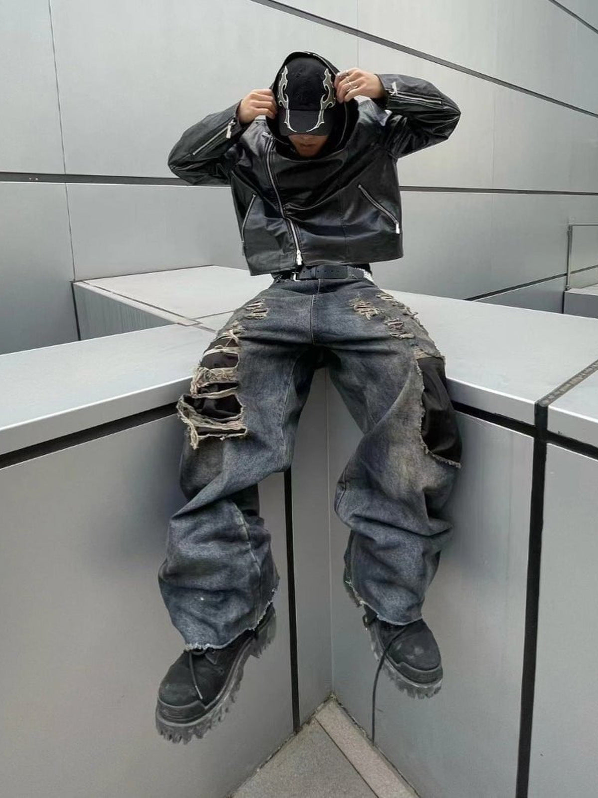 Distressed Baseballcap mit Flammen in Schwarz – Streetfoto, am Model | XoKool