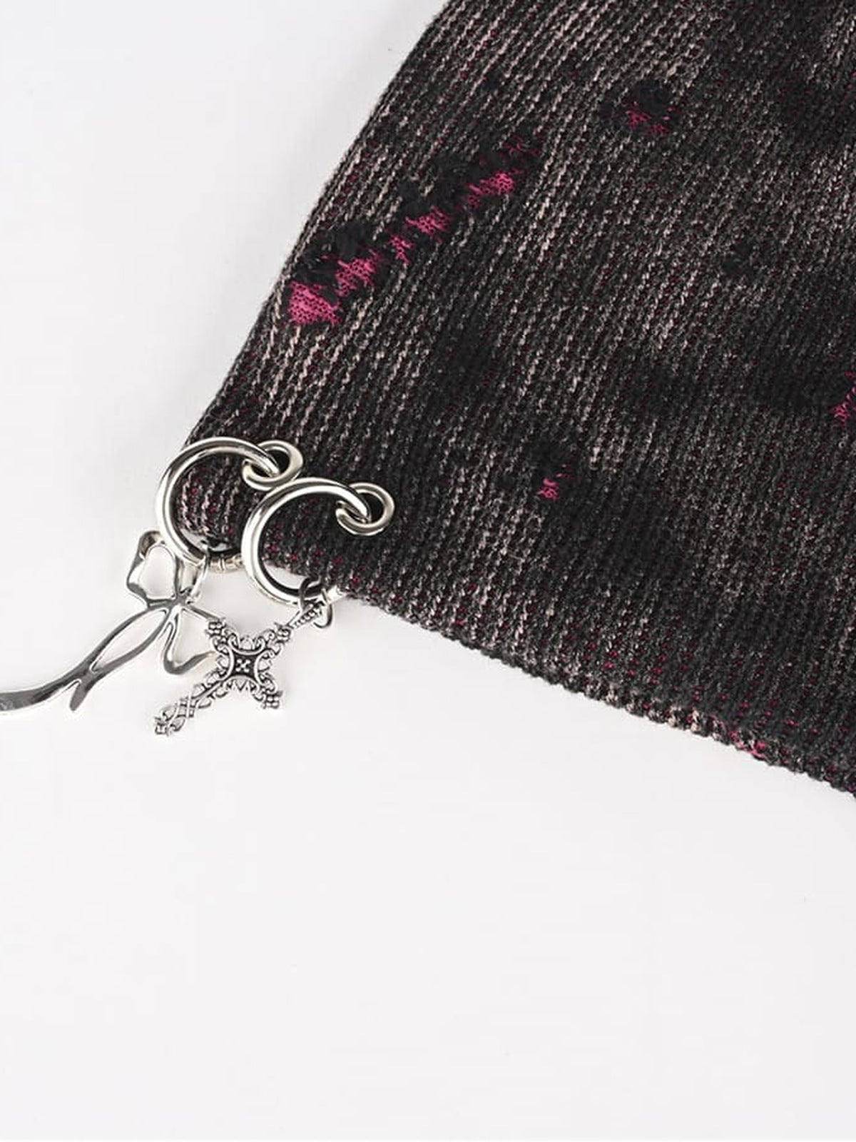 Distressed Beanie – Schwarz-Pink, Nahaufnahme des Kreuzanhängers | XoKool