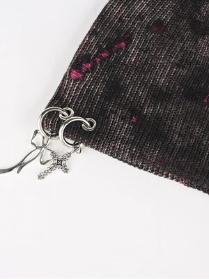 Distressed Beanie – Schwarz-Pink, Nahaufnahme des Kreuzanhängers | XoKool