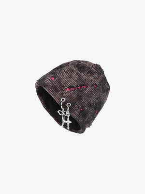 Distressed Strickbeanie mit Kreuzanhänger – Schwarz-Pink-Version, Produktansicht | XoKool