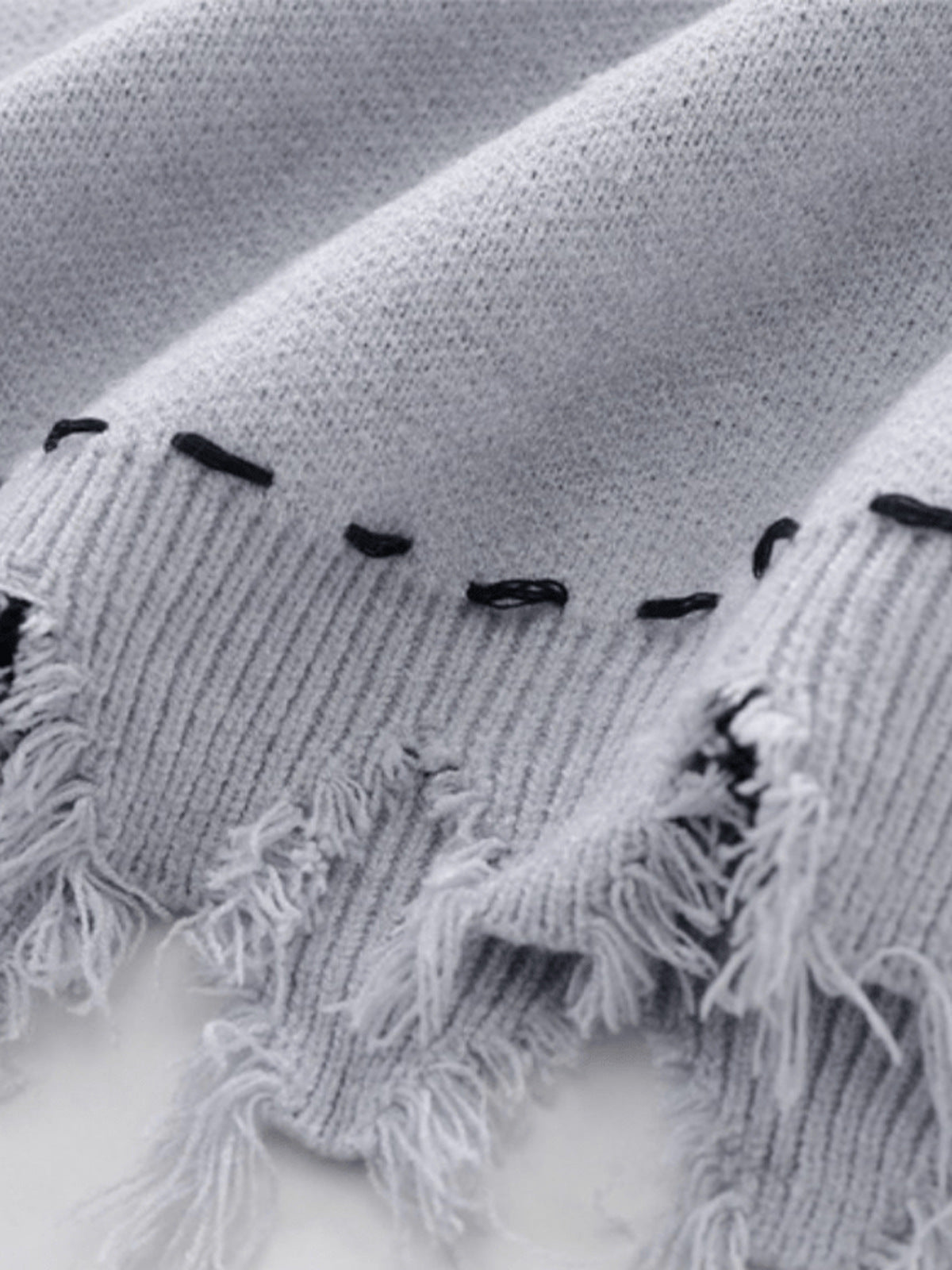Strickweste – Hellgrau, Nahaufnahme vom ausgefransten Saum | XoKool