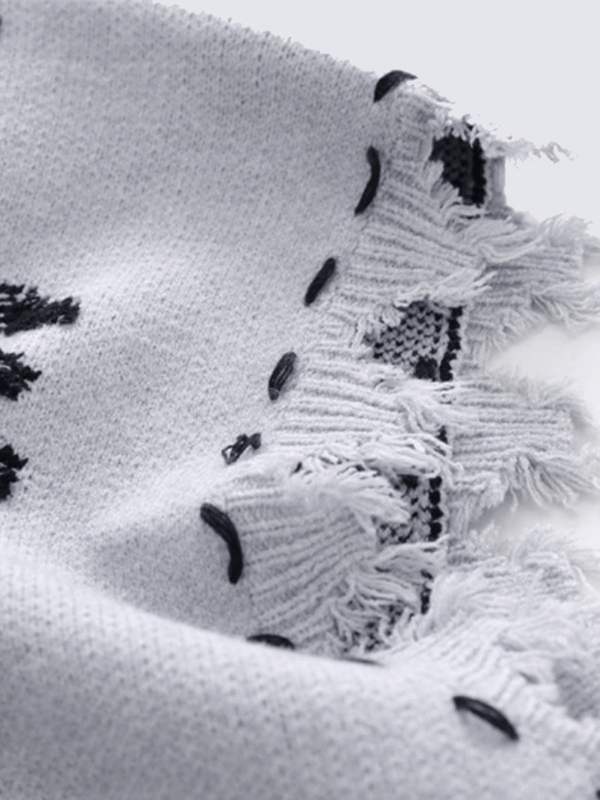 Strickweste – Hellgrau, Nahaufnahme vom Schulterschlitz | XoKool
