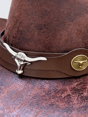 Western cowboy hat – longhorn emblem band close-up | XoKool