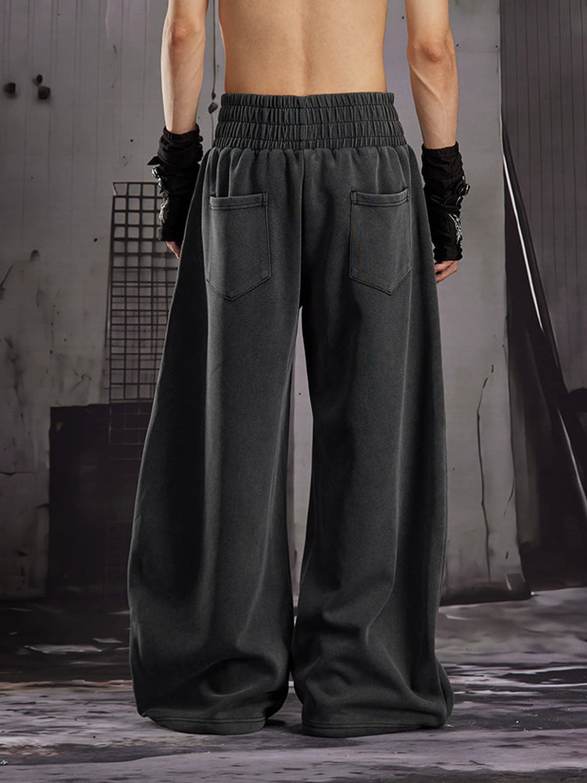 Barrel Jogginghose – am Model von hinten | XoKool