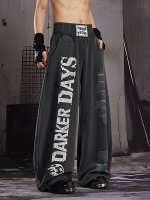 Distressed Barrel Jogginghose mit Buchstaben-Print – am Model von vorne | XoKool