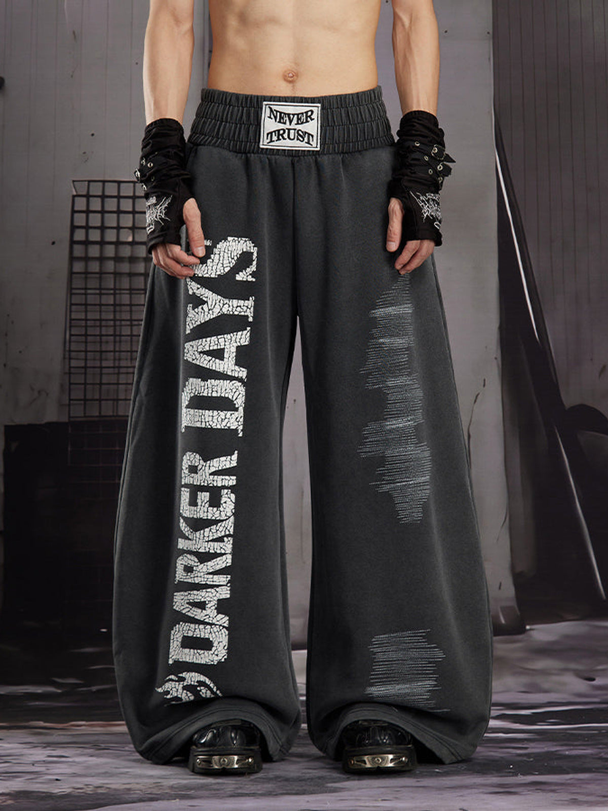 Distressed Barrel Jogginghose mit Buchstaben-Print – am Model von vorne | XoKool