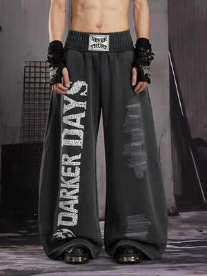 Distressed Barrel Jogginghose mit Buchstaben-Print – am Model von vorne | XoKool