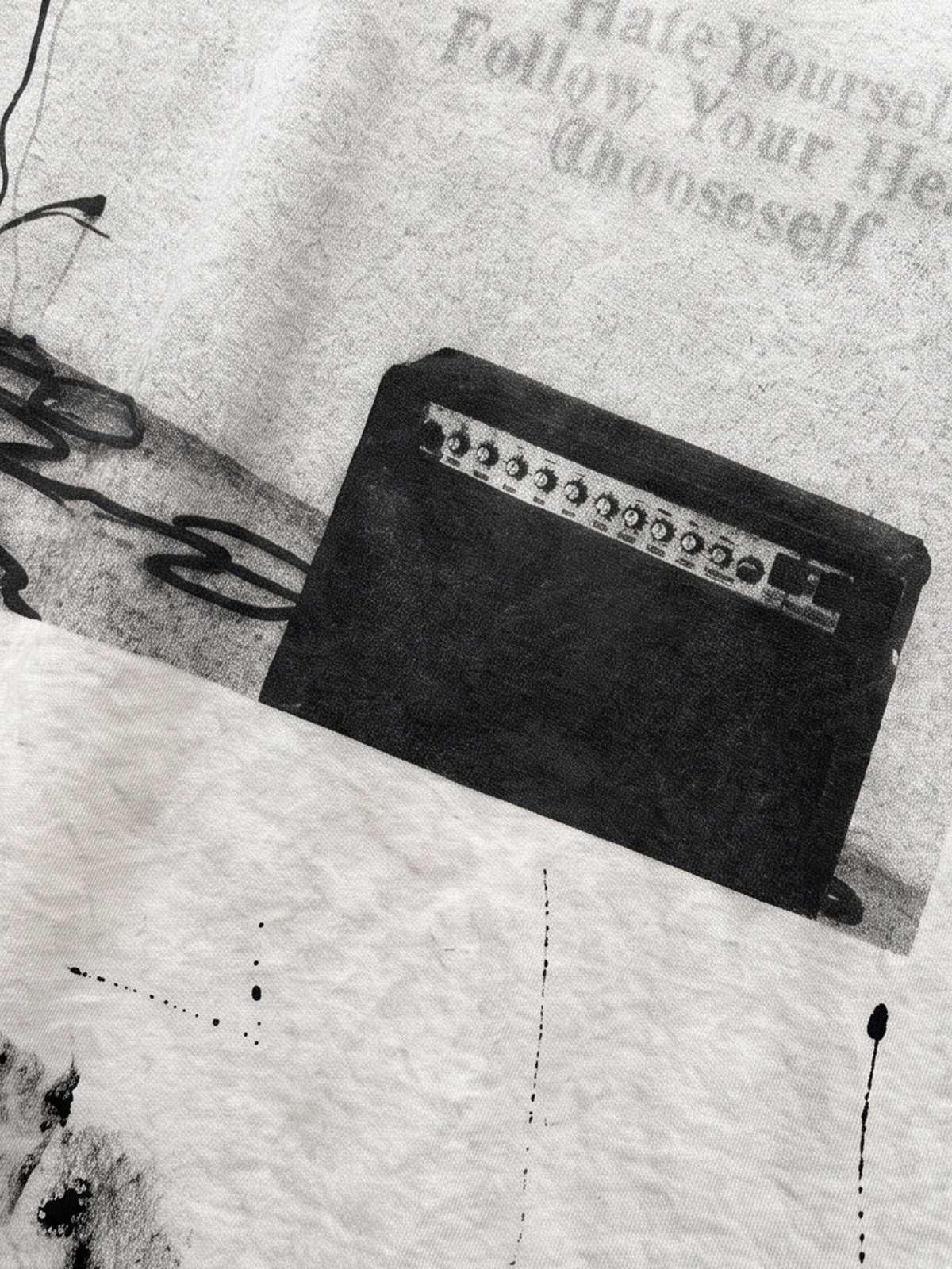 Camiseta de manga larga con salpicaduras de pintura – primer plano del estampado de amplificador de guitarra | XoKool
