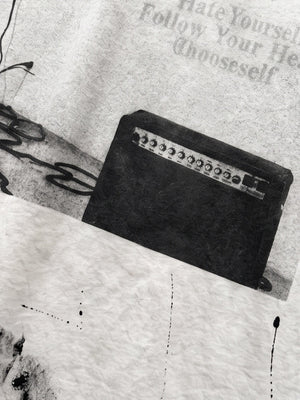Camiseta de manga larga con salpicaduras de pintura – primer plano del estampado de amplificador de guitarra | XoKool
