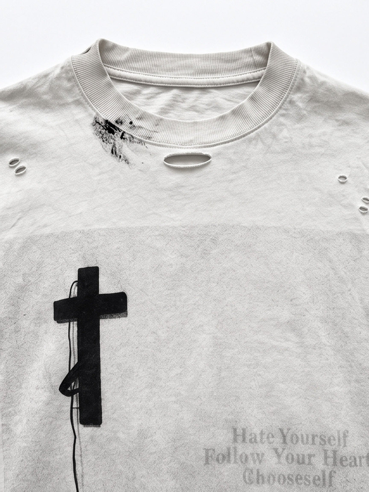 Camiseta de manga larga desgastada con salpicaduras de pintura y cruz estampada – primer plano del cuello y la cruz | XoKool