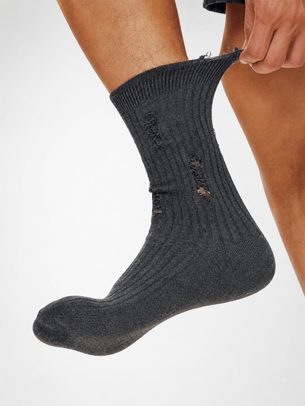 Distressed gerippte Slouch Crew Socken – Dunkelgrau, am Model | XoKool