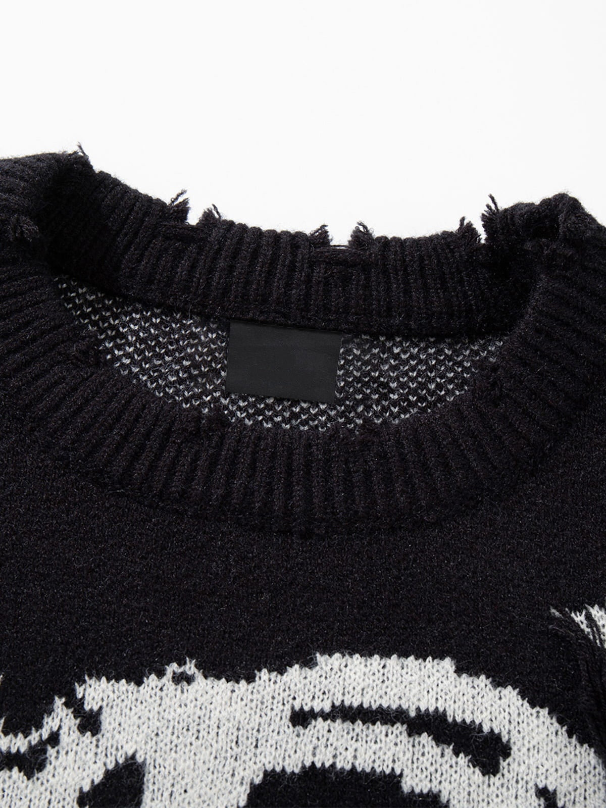 Skull sweater – Black, neckline close-up | XoKool