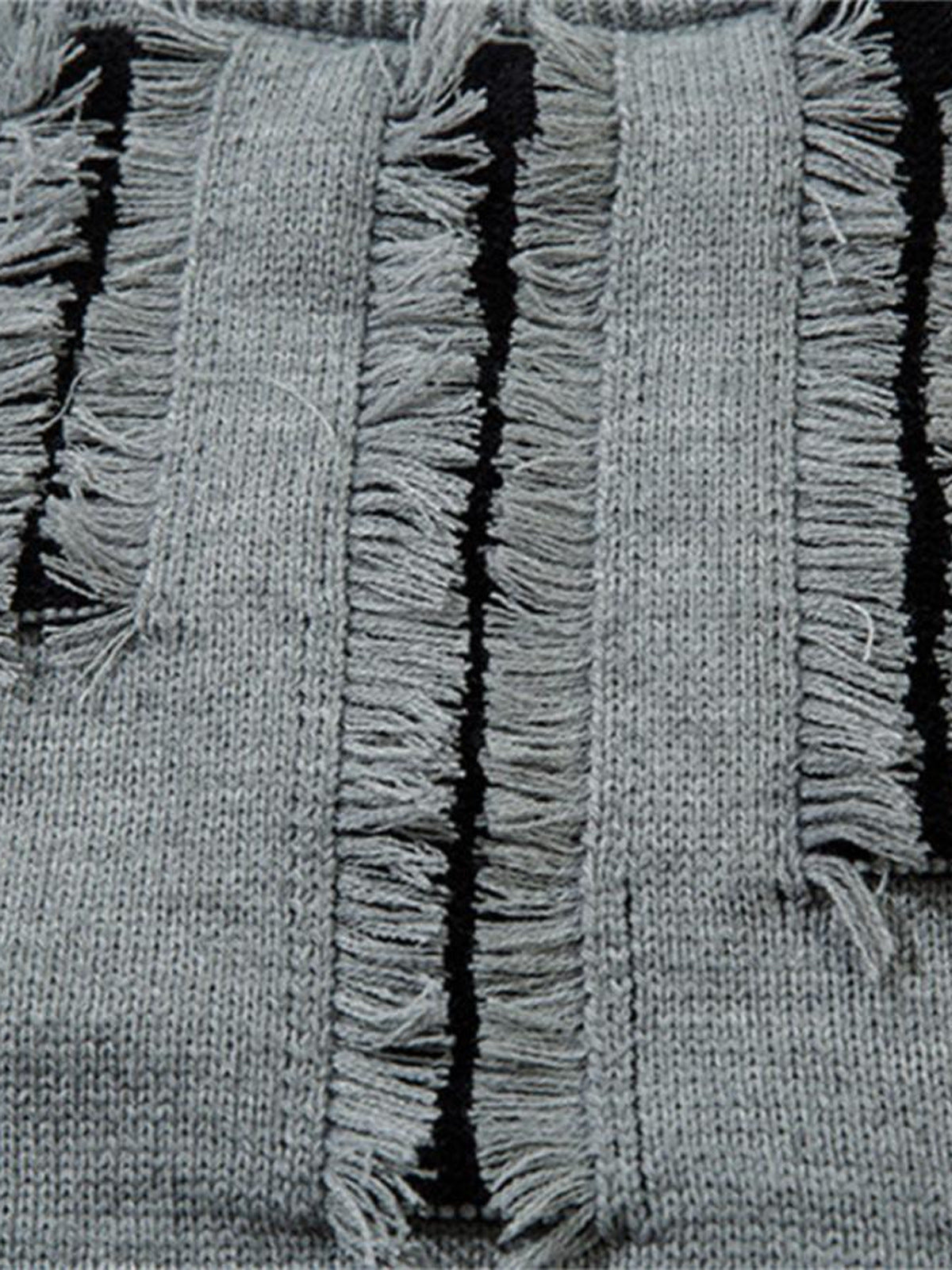Distressed Strickpullover – Grau, Nahaufnahme der Fransen an der Brust | XoKool