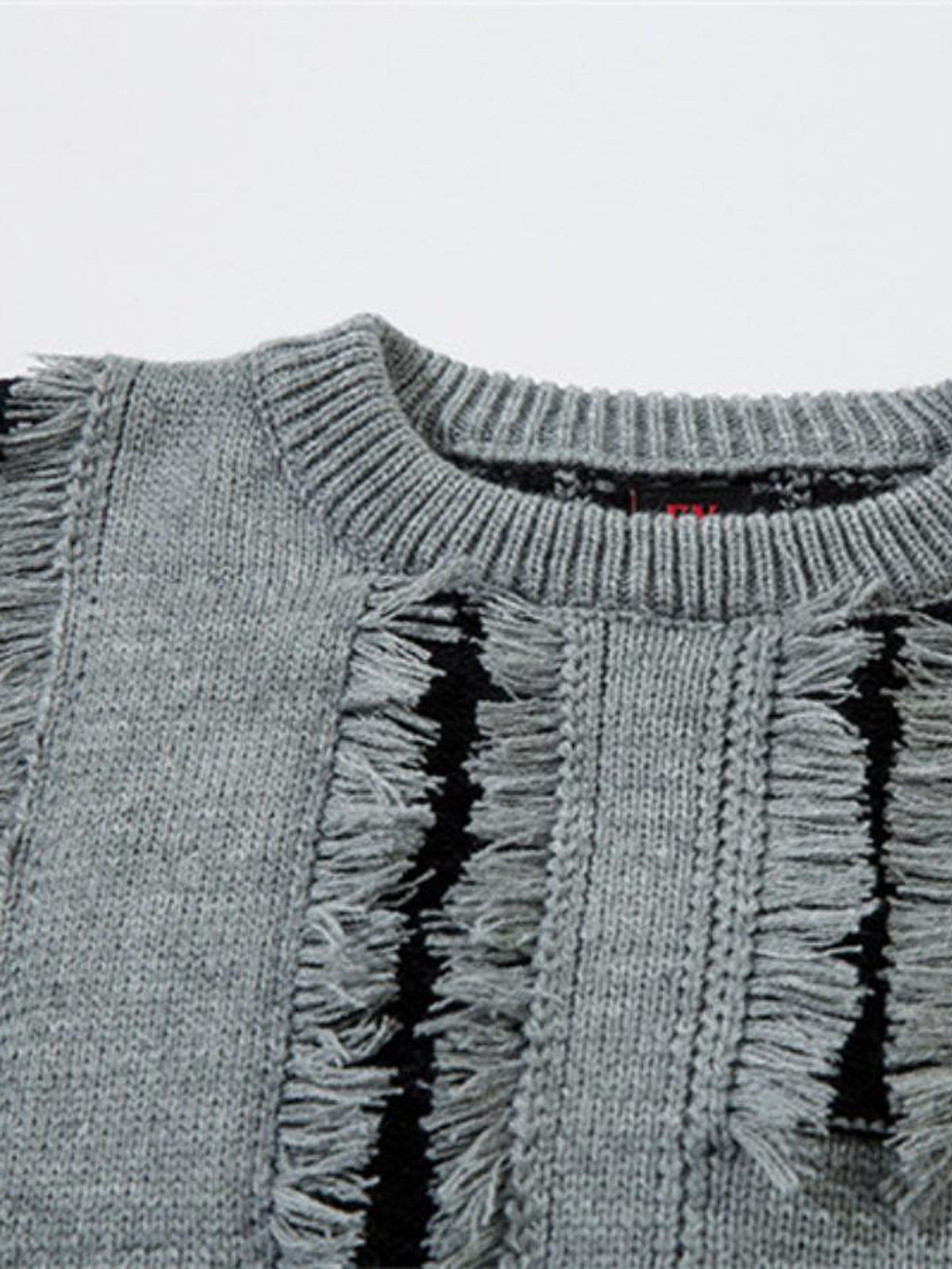 Distressed Strickpullover – Grau, Nahaufnahme des Ausschnitts | XoKool