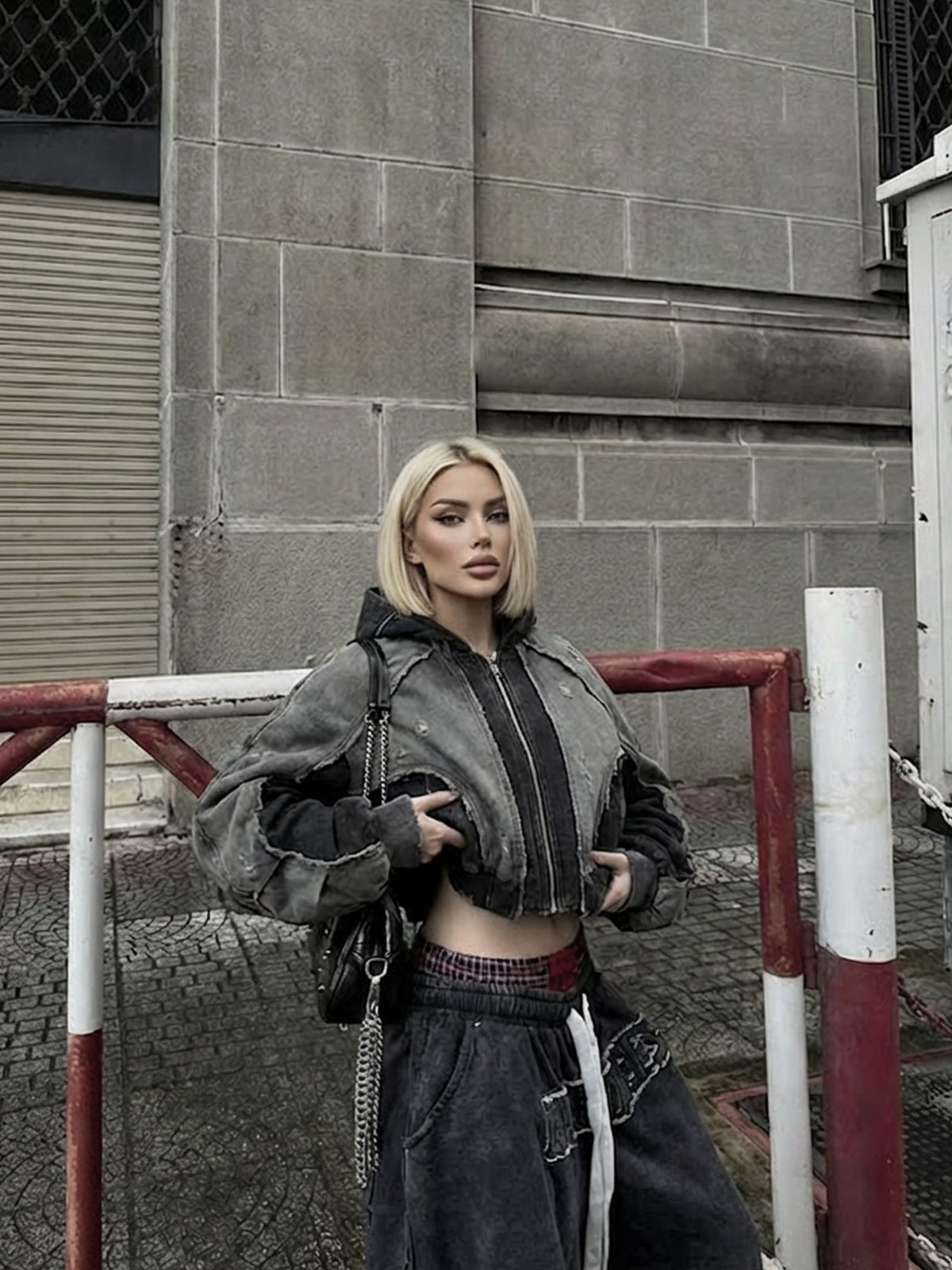 Distressed Kapuzenjacke – Streetfoto, Frau, Vorderansicht | XoKool