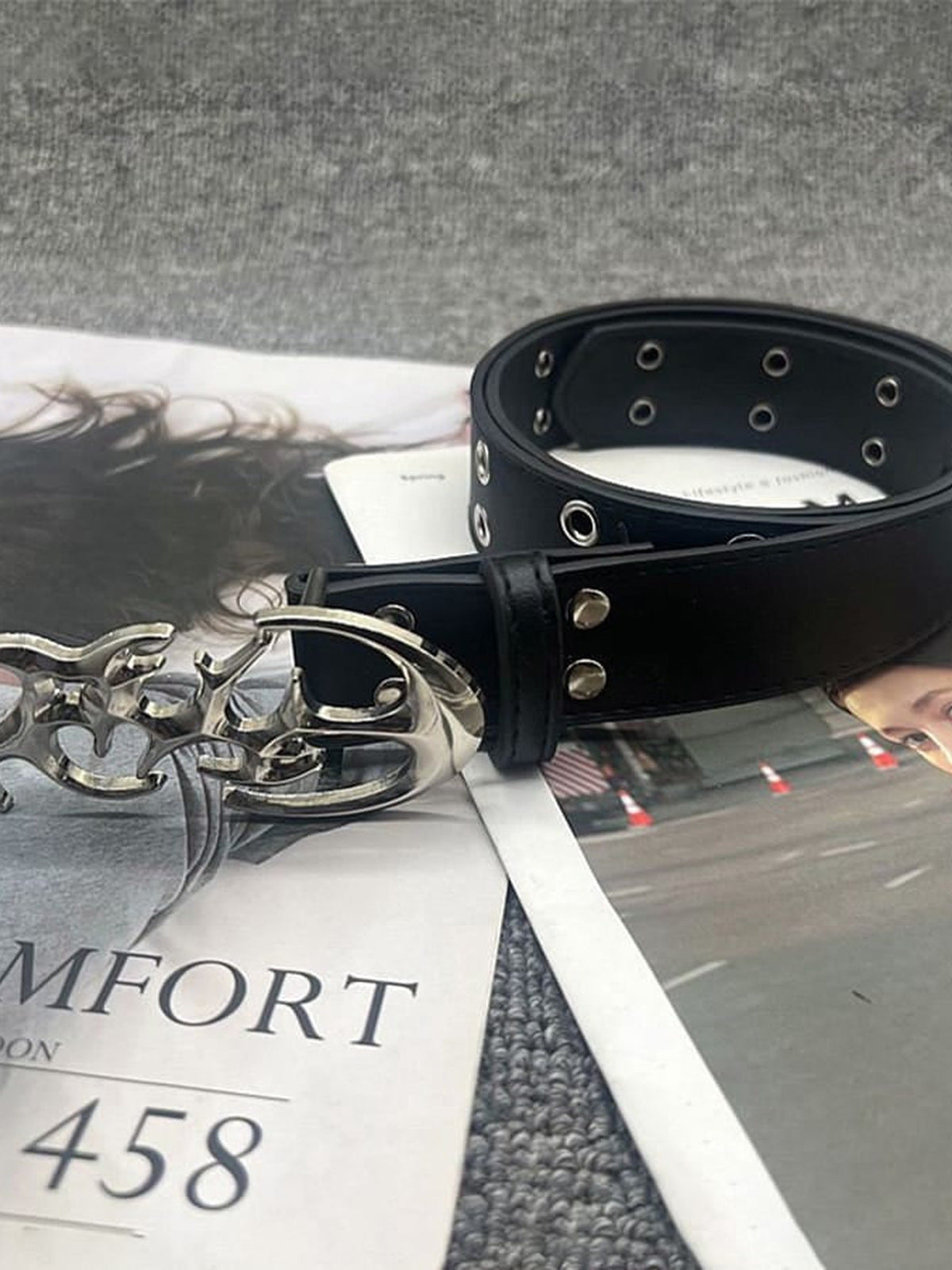 Nietengürtel – Schnalle auf Magazin, Flat Lay | XoKool