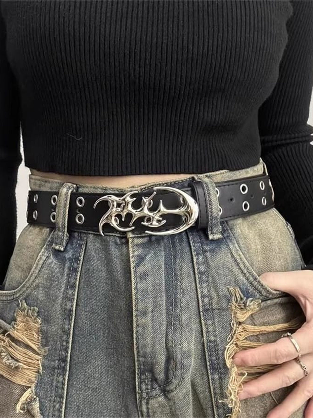 Cinturón con doble fila de ojales y hebilla de llama – en modelo con jeans, frente | XoKool