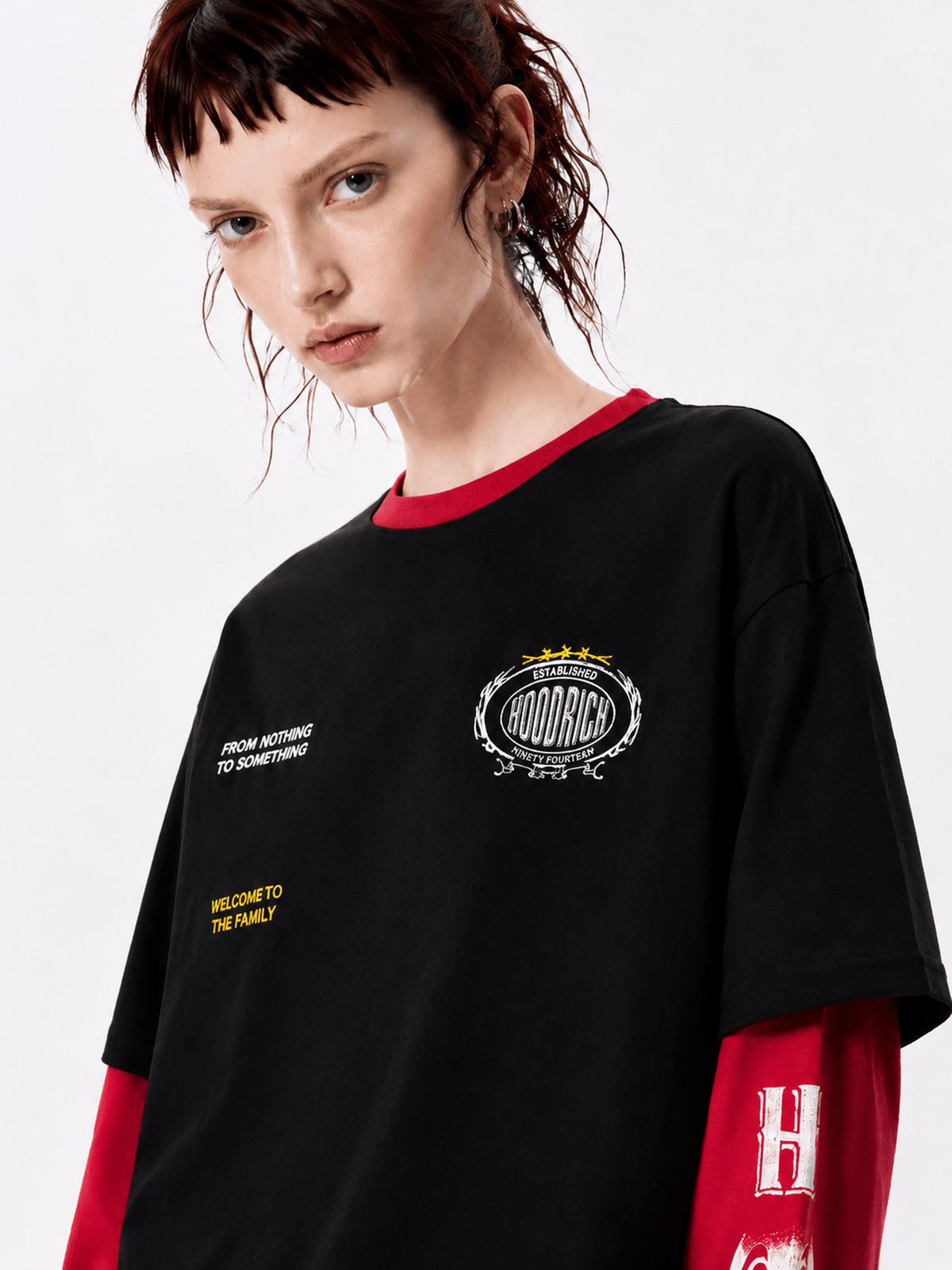 Doppellagiges Ringer Longsleeve mit Emblem-Print – Schwarz, am Model Nahaufnahme | XoKool
