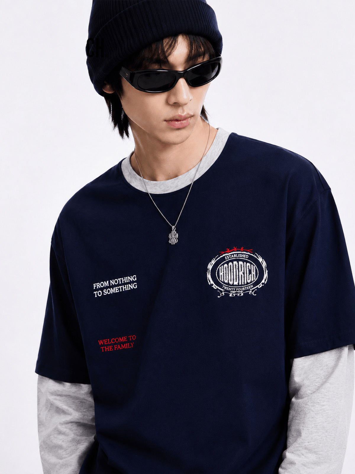 Doppellagiges Ringer Longsleeve mit Emblem-Print – Navy, am Model Nahaufnahme | XoKool