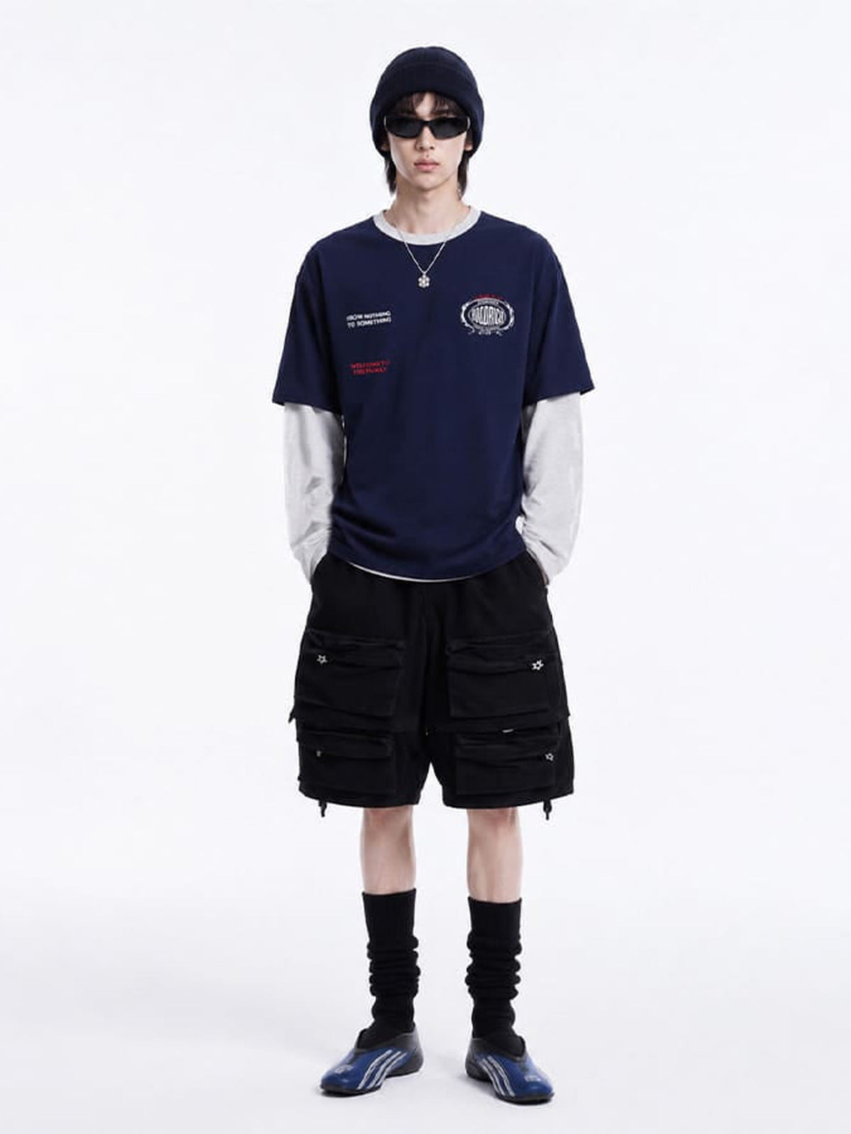 Layered Ringer Longsleeve – Navy, am Model von vorne im Ganzkörperbild | XoKool