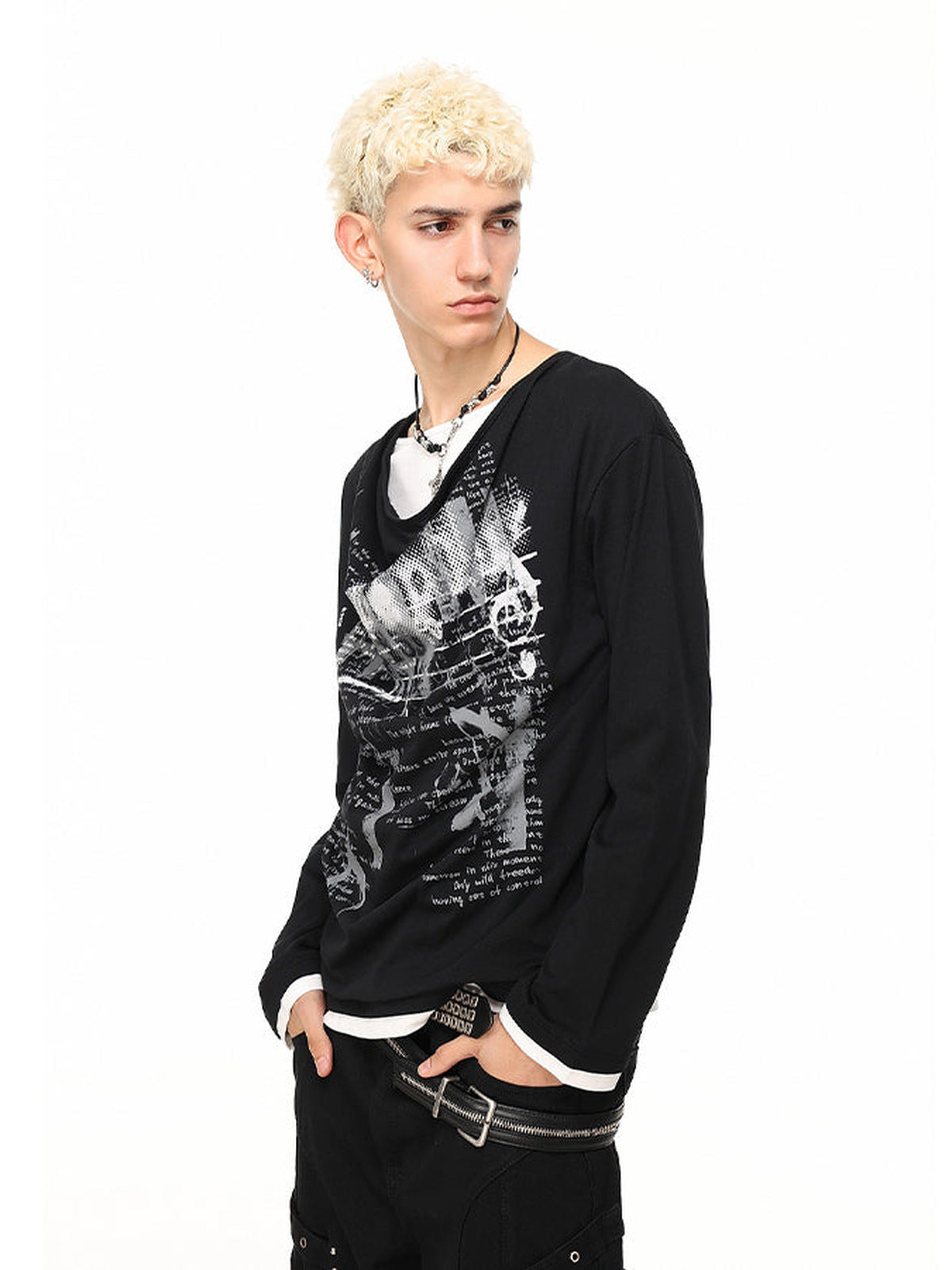 Doppellagiges Longsleeve mit Collage-Print – Schwarz, am Model von der Seite | XoKool
