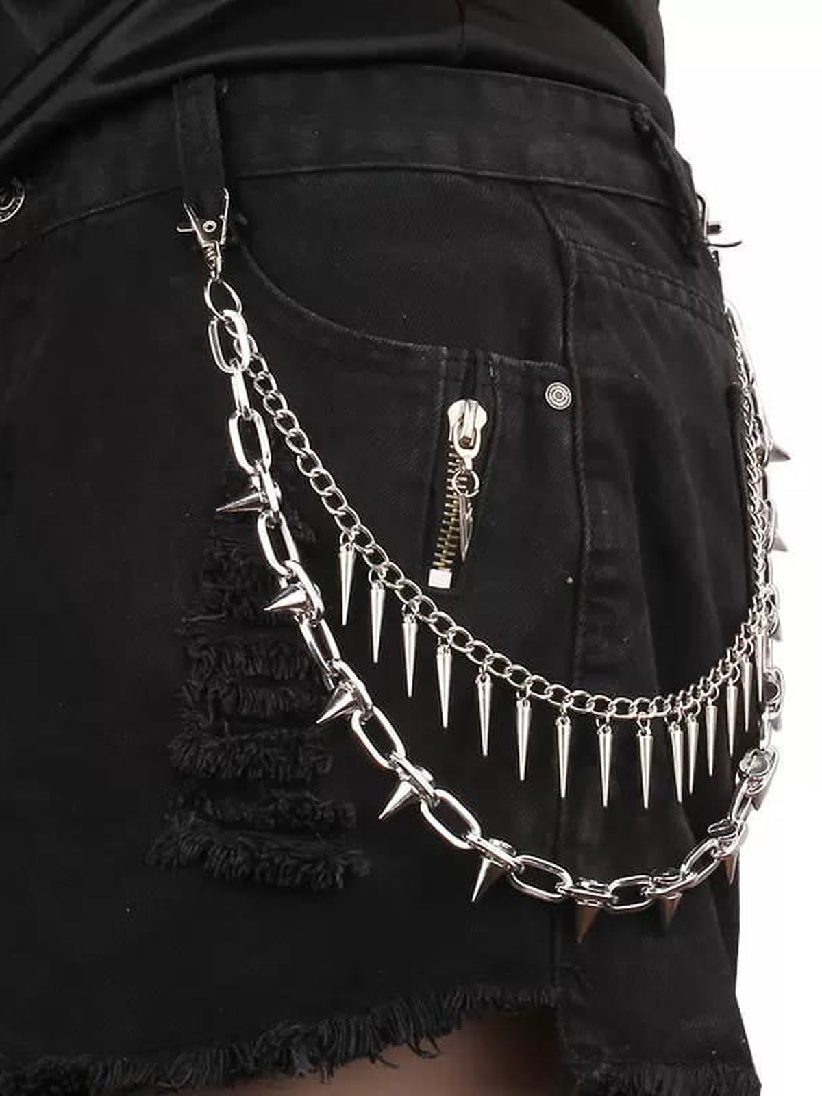 Doppellagige Hosenkette mit Nieten in Silber – an schwarzer Jeans, Nahaufnahme | XoKool
