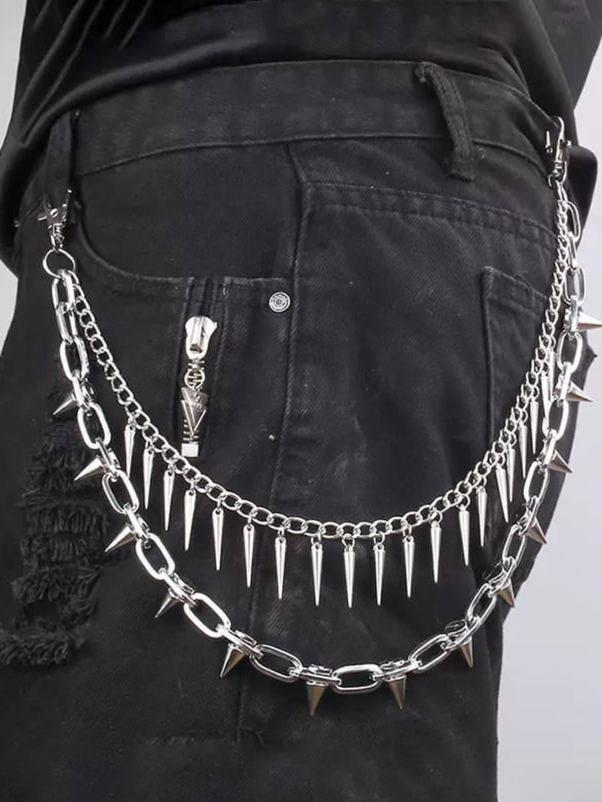 Doppellagige Hosenkette mit Nieten in Silber – an schwarzer Jeans, Seitenansicht | XoKool