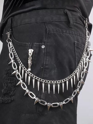 Doppellagige Hosenkette mit Nieten in Silber – an schwarzer Jeans, Seitenansicht | XoKool