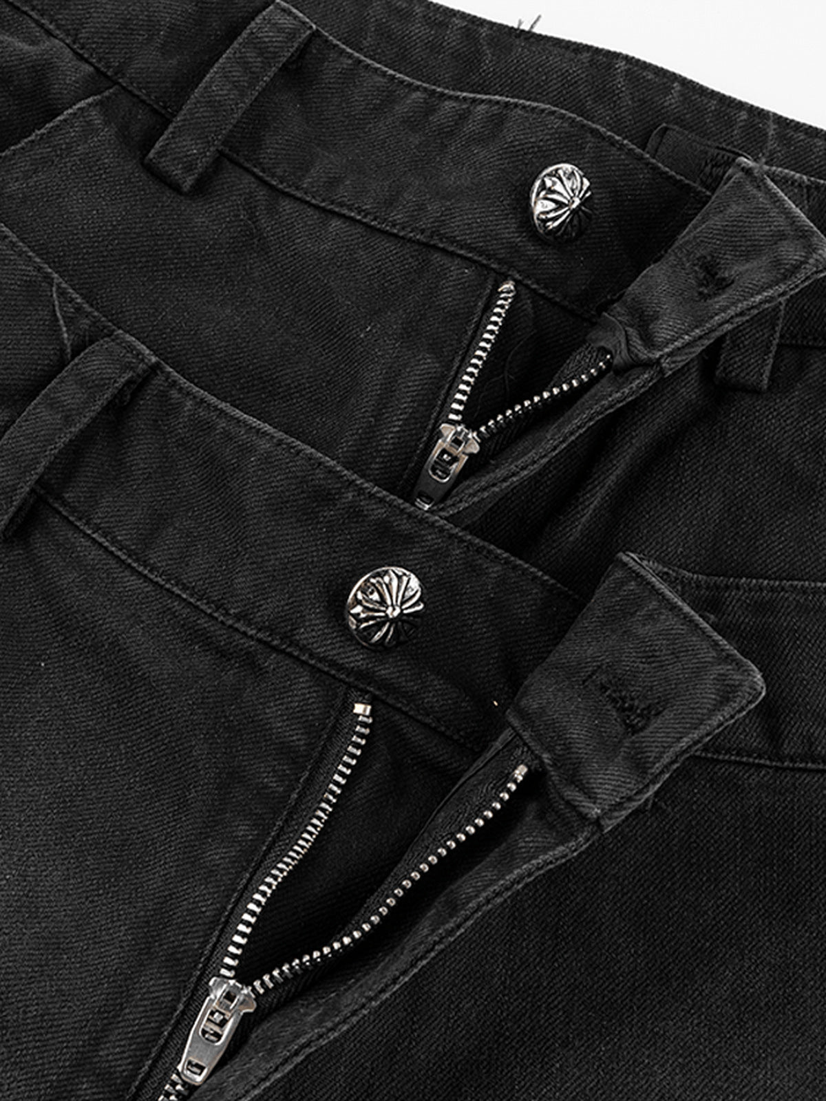 Camo Jeans – Nahaufnahme von doppeltem Hosenschlitz und Kreuzknöpfen | XoKool