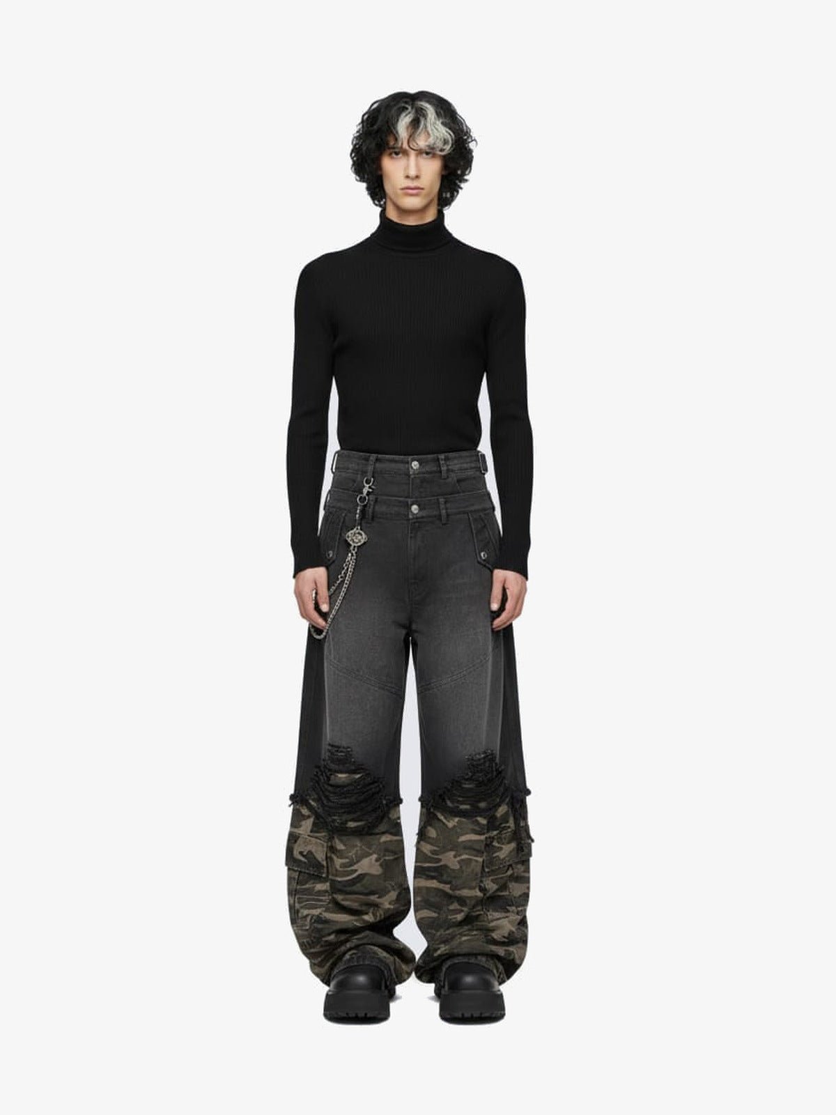 Distressed Schwarze Jeans mit doppeltem Bund und Camo-Saum – am Model, Vorderansicht | XoKool