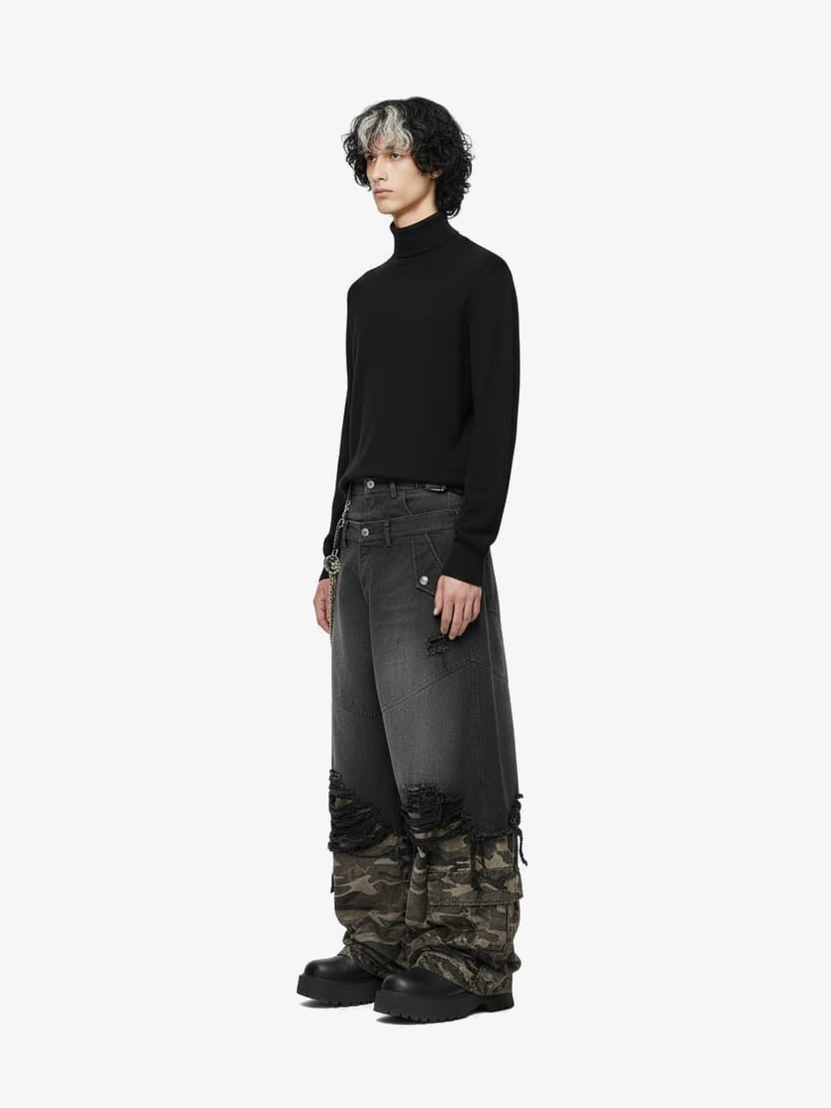 Distressed Schwarze Jeans mit doppeltem Bund und Camo-Saum – am Model, seitlich | XoKool