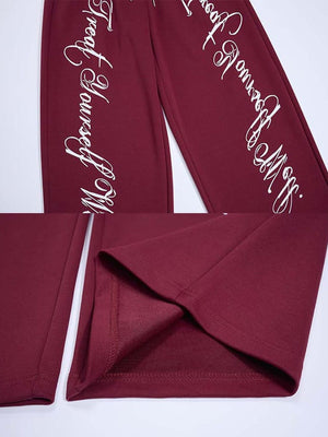 Pantalones deportivos con estampado de letras – primer plano del estampado y el dobladillo | XoKool