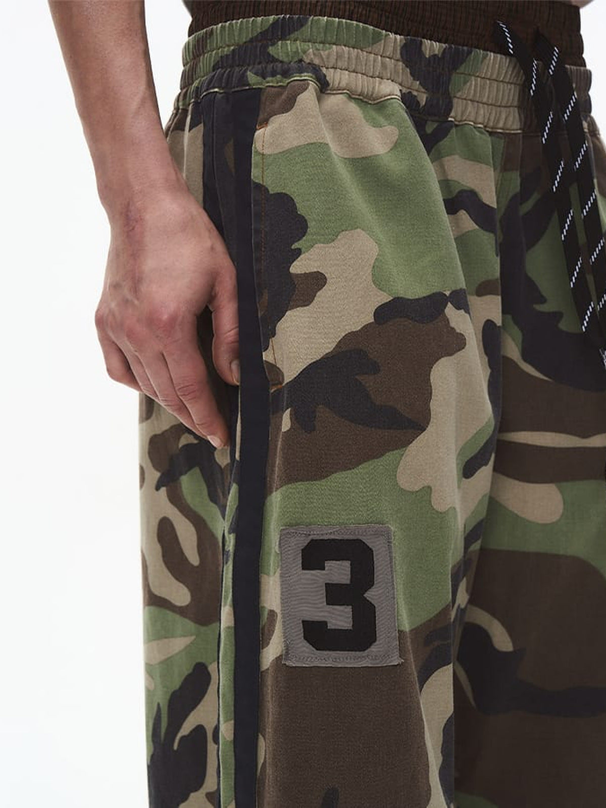 Pantalones deportivos de camuflaje – Detalle del parche con número en modelo | XoKool