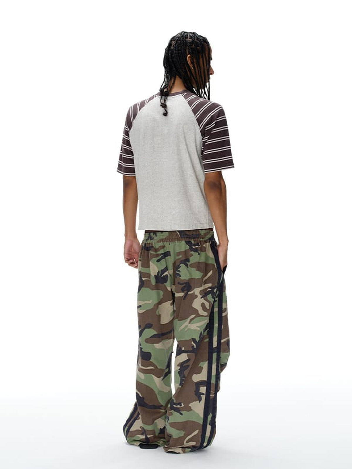 Pantalones deportivos de camuflaje – En modelo, trasera | XoKool
