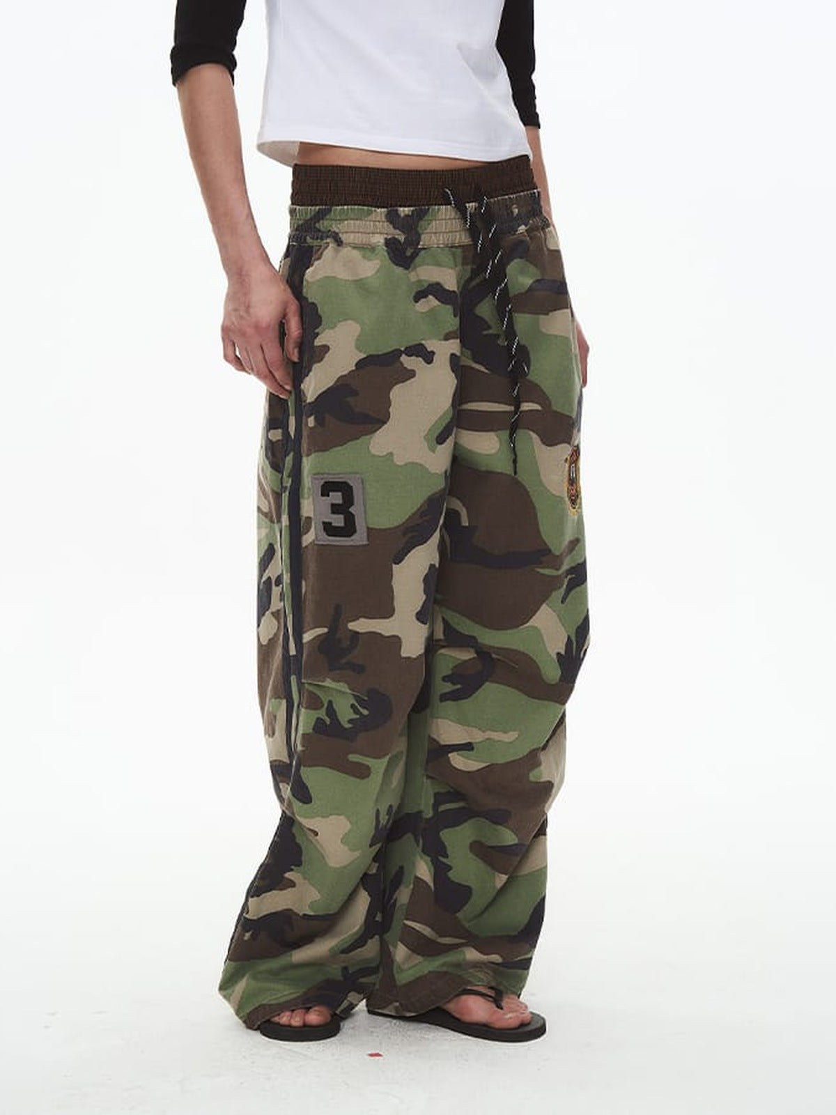 Pantalones deportivos de camuflaje – En modelo, plano frontal cercano | XoKool