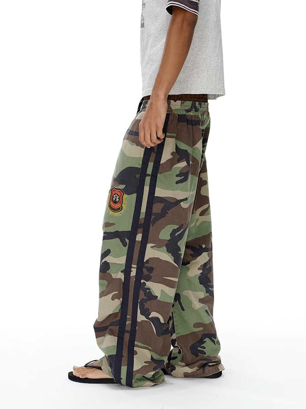 Pantalones deportivos de camuflaje woodland con doble cintura – En modelo, lateral | XoKool