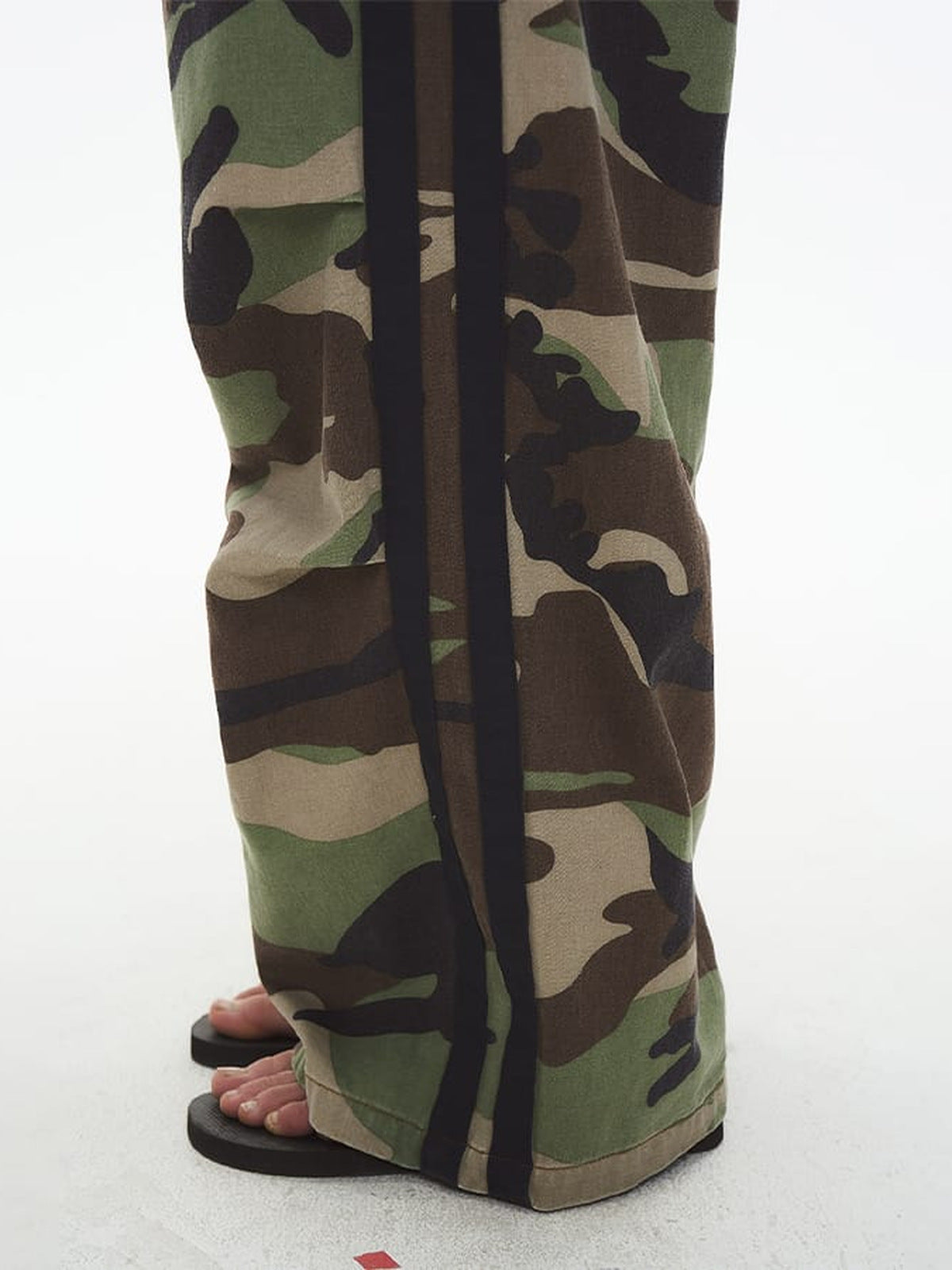 Pantalones deportivos de camuflaje – Detalle de la raya lateral en modelo | XoKool
