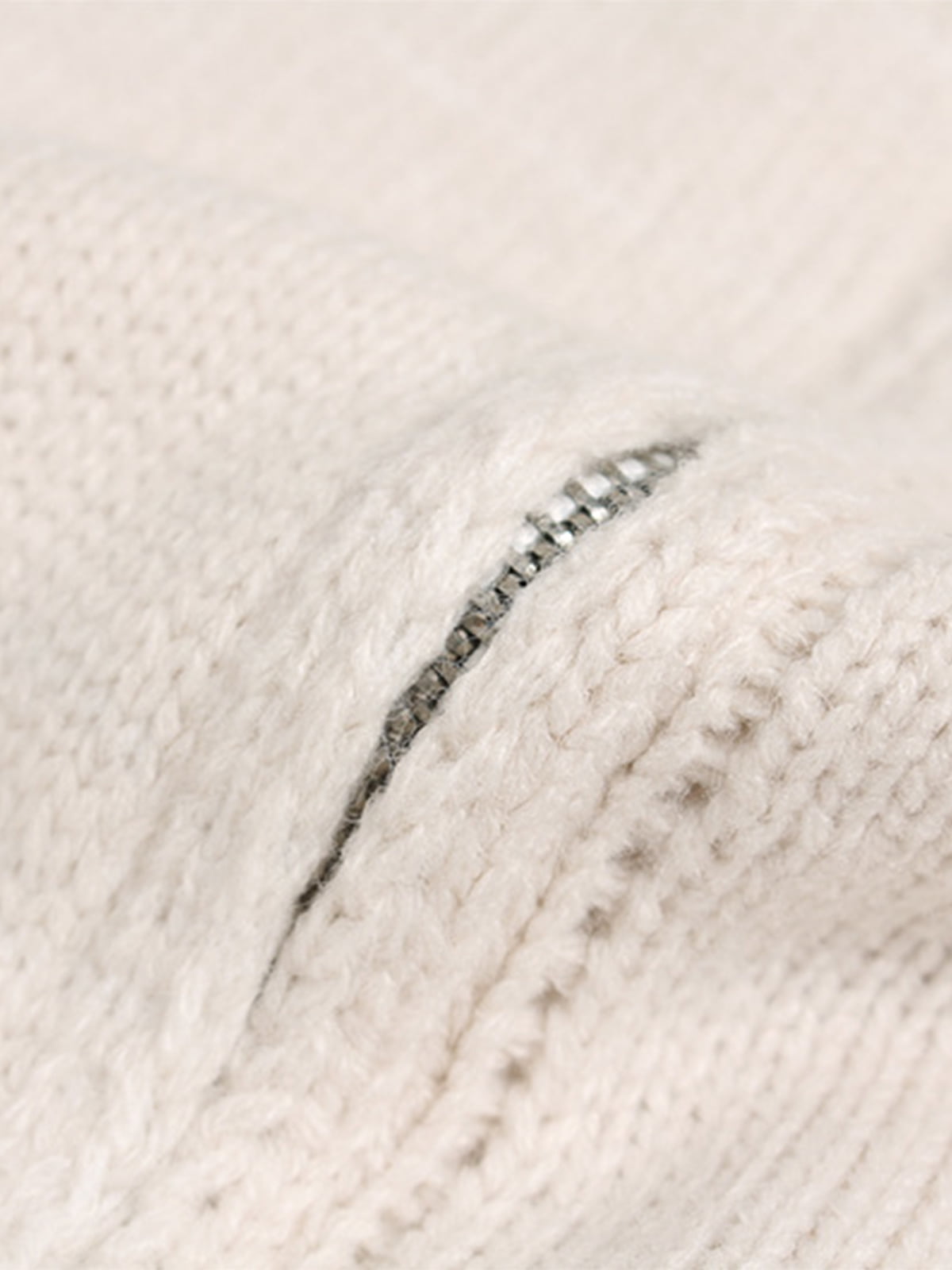 Distressed Strickjacke mit Reißverschluss und Metallsternen – Detailansicht | XoKool