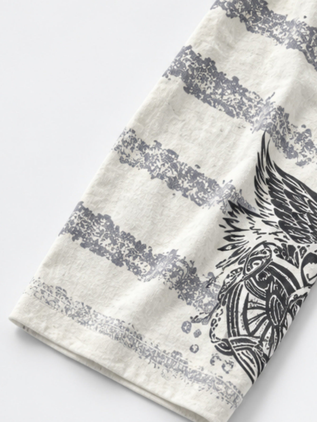 Eagle Longsleeve – cremefarbener gestreifter Ärmel, Flügel-Print Nahaufnahme | XoKool