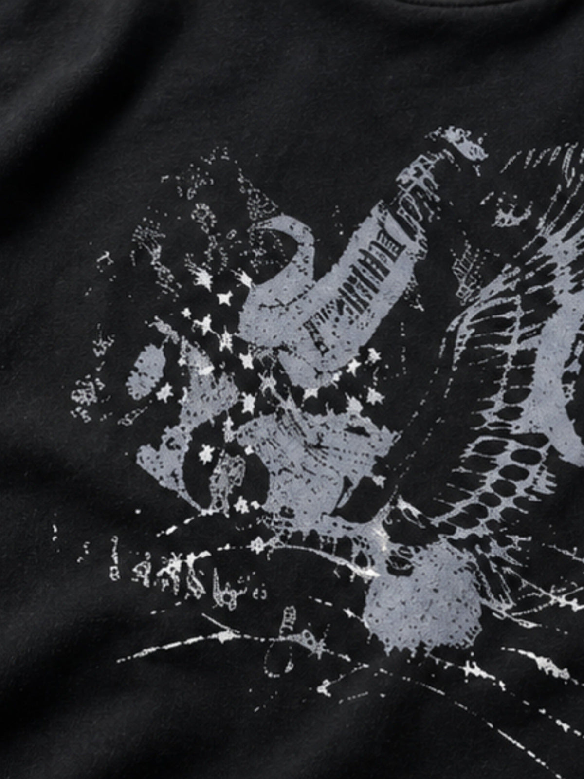 Eagle T-Shirt mit asymmetrischen Longsleeve-Ärmeln – Eagle-Print Nahaufnahme | XoKool