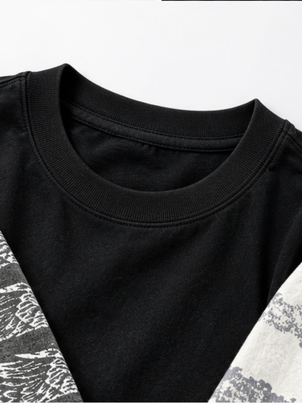 Eagle T-Shirt mit asymmetrischen Longsleeve-Ärmeln – Ausschnitt Nahaufnahme | XoKool